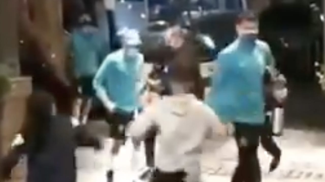 VIDEO: Neymar hinkelt weg nadat hij getackeld wordt door een supporter