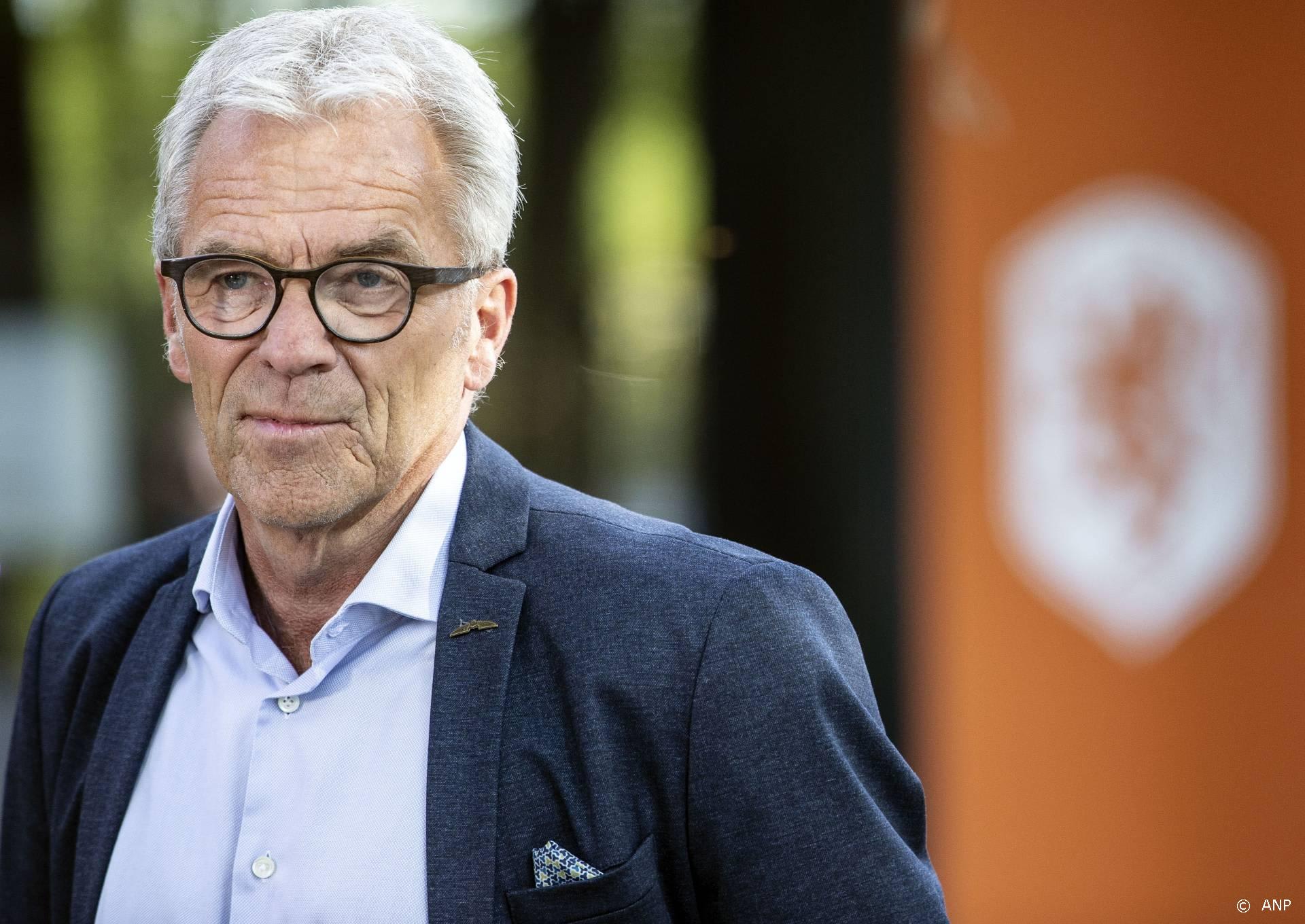 KNVB-directeur Gudde gaat met de schaal naar Alkmaar