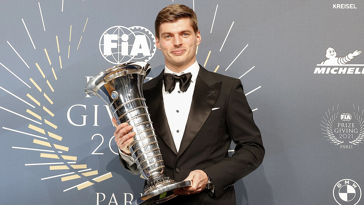 Verstappen wint prestigieuze prijs in de autosport: 'Grote dank aan de fans'