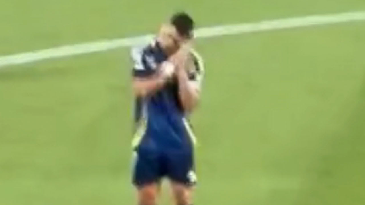 Video: Ronaldo vernedert teamgenoten met slaapgebaar