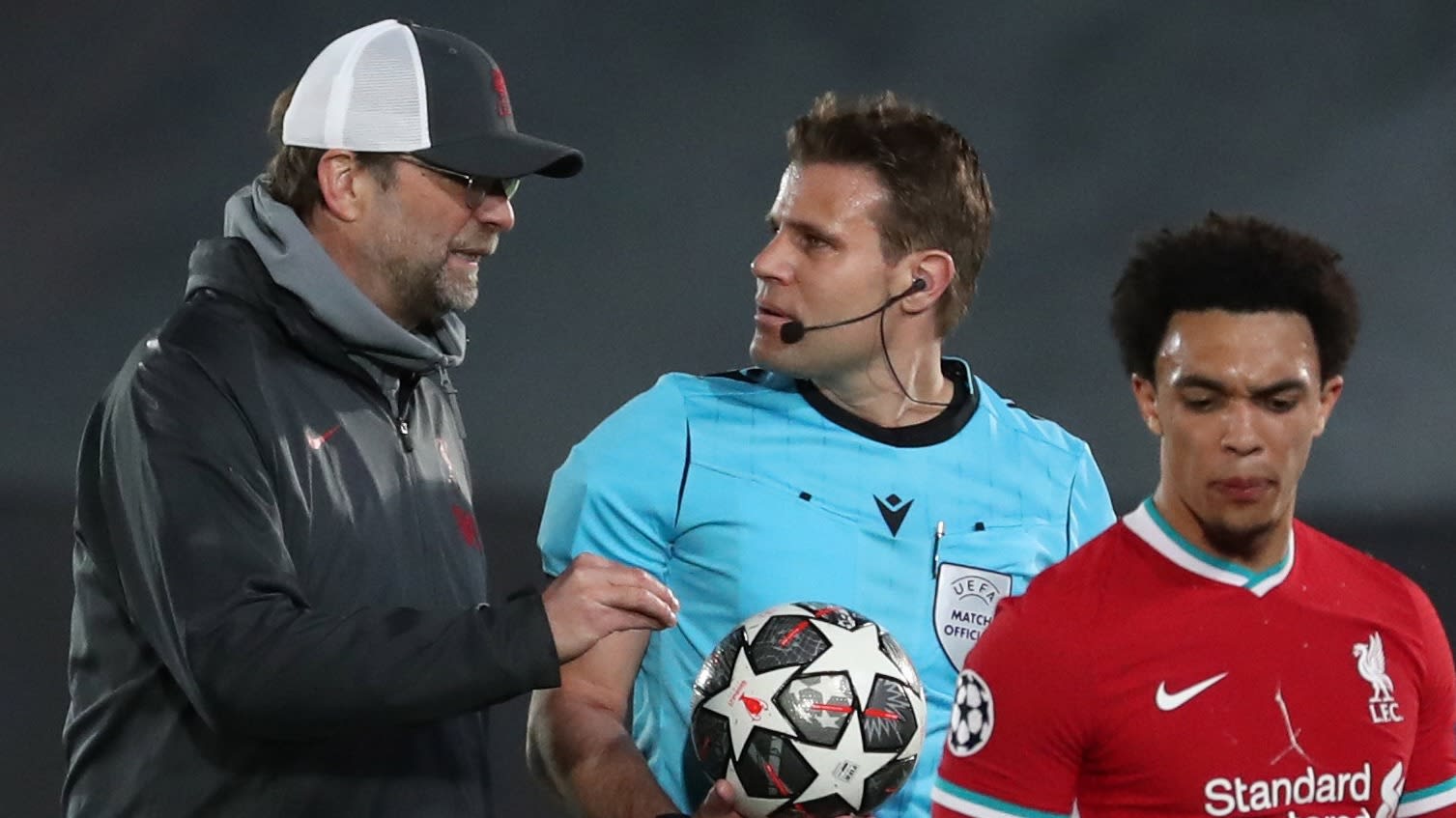 Klopp niet blij met scheidsrechter Brych: 'Je zou denken dat het iets persoonlijks was' 