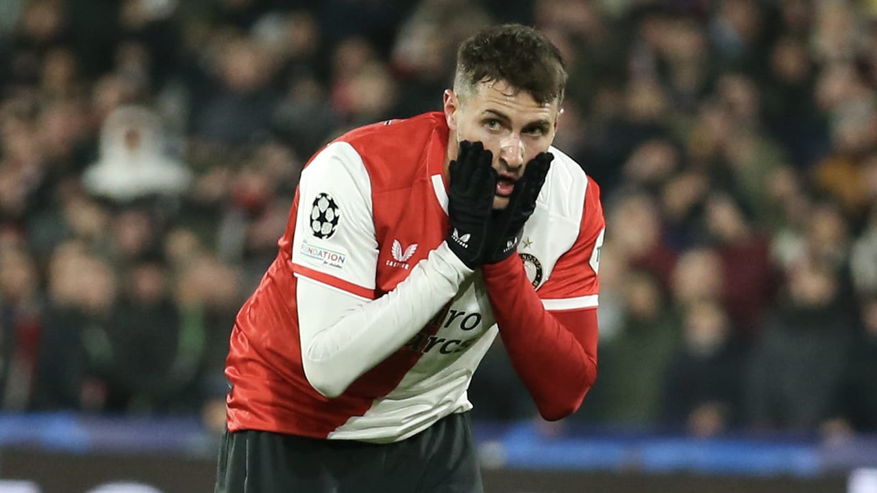 Kritiek op Santiago Giménez: 'Kan beter nog een jaar bij Feyenoord blijven'