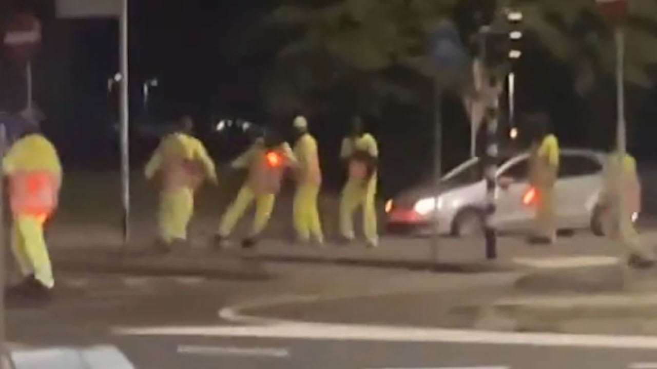 Video: verkeersregelaars met elkaar op de vuist na wedstrijd Oranje Leeuwinnen