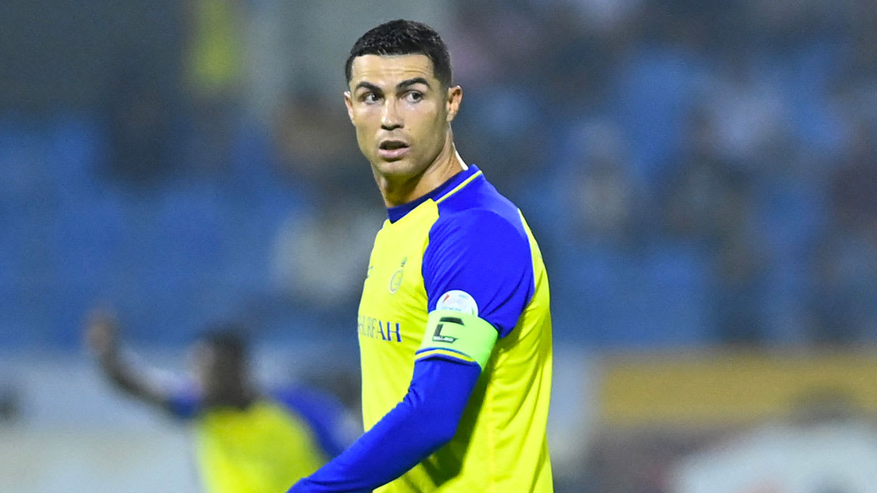 Cristiano Ronaldo raakt cameraman snoeihard in het gezicht na vrije trap