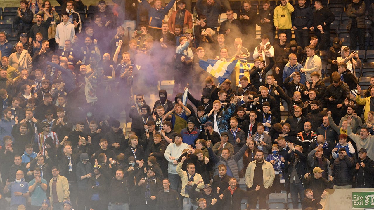 ZIEN: Dundee FC-speler trapt vuurwerk in vak met uitsupporters