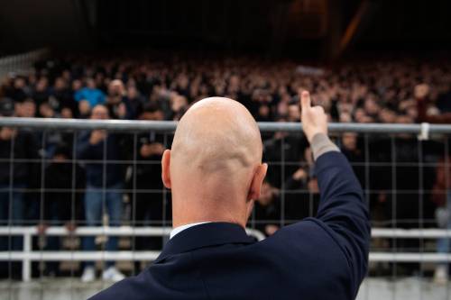 Ten Hag geniet van feestende spelers