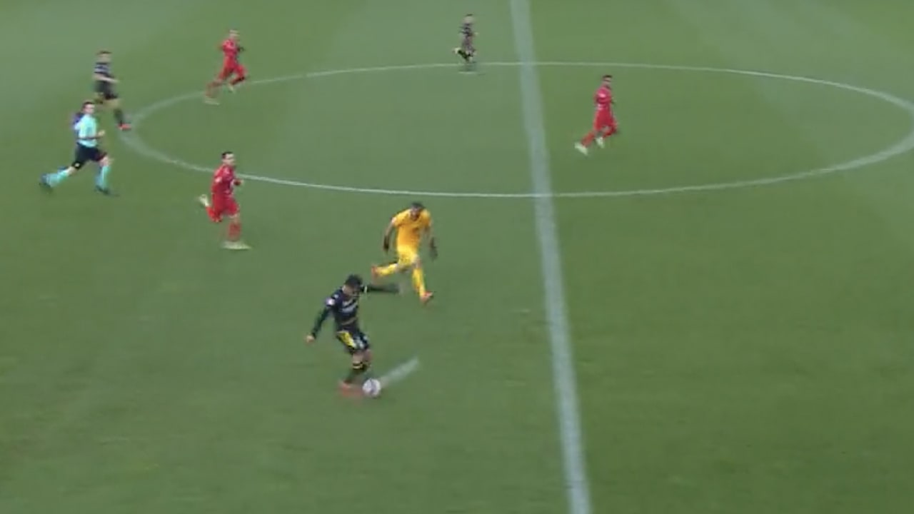 VIDEOGOAL: ADO-speler Besuijen maakt prachtige goal vanaf eigen helft