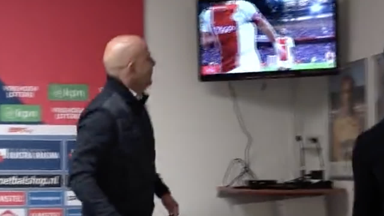 Slot ziet Berghuis scoren tijdens persconferentie: 'By far de beste van Ajax'
