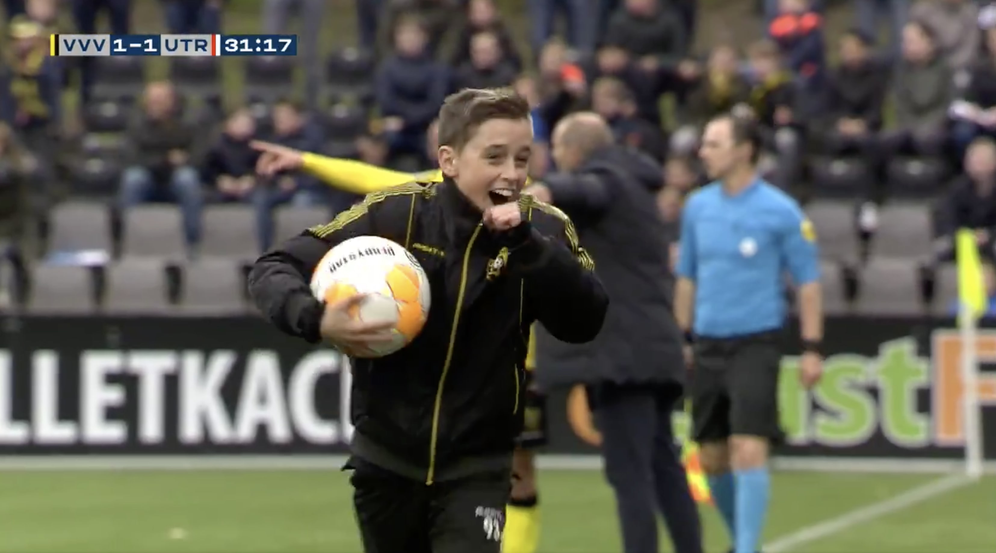 Ballenjongen Lars zorgt met snelle actie voor doelpunt VVV-Venlo