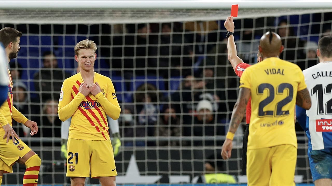 Rode kaart en puntverlies voor Frenkie de Jong in derby