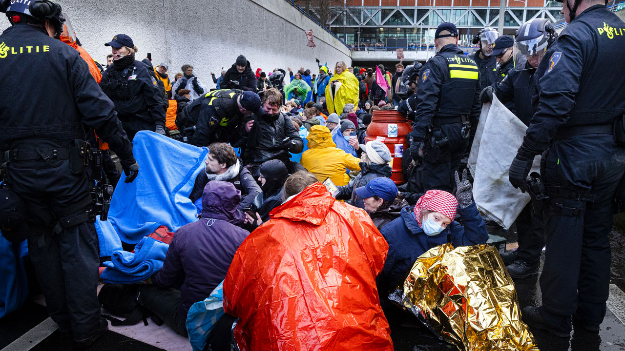 Ruim 700 aanhoudingen bij demonstratie Extinction Rebellion op A12
