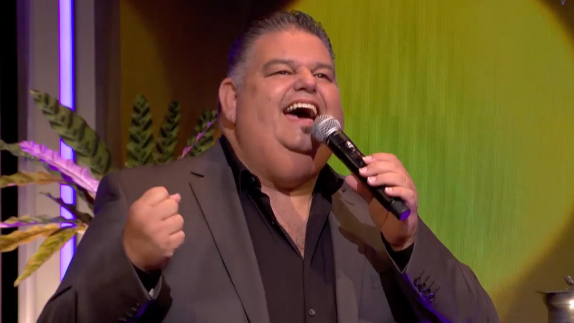 Django Wagner zorgt tijdens de commercialbreak voor héérlijke sfeer met 'Kali' en 'Als Jij Niet Kiezen Kan'