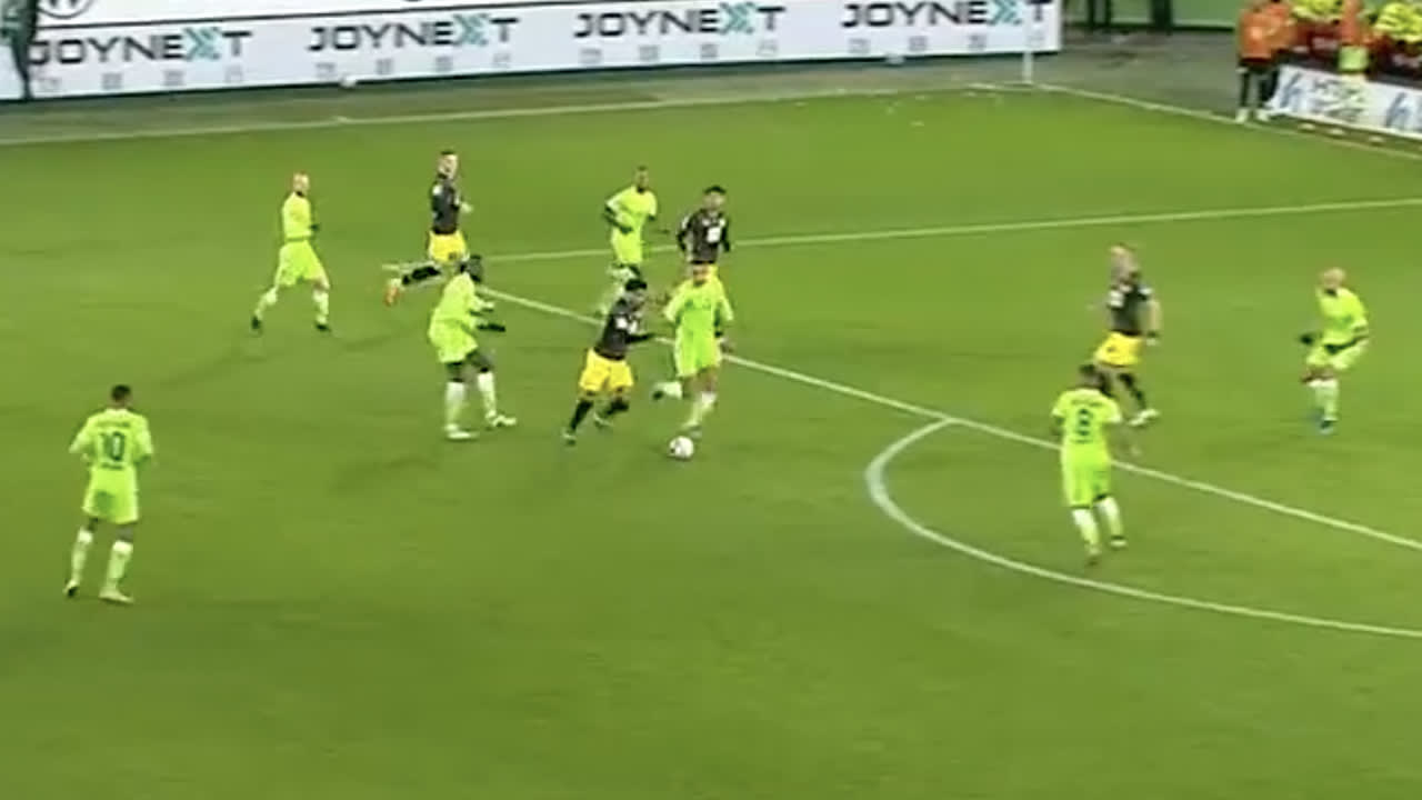 VIDEOGOAL: Malen zet Borussia Dortmund op voorsprong tegen Wolfsburg