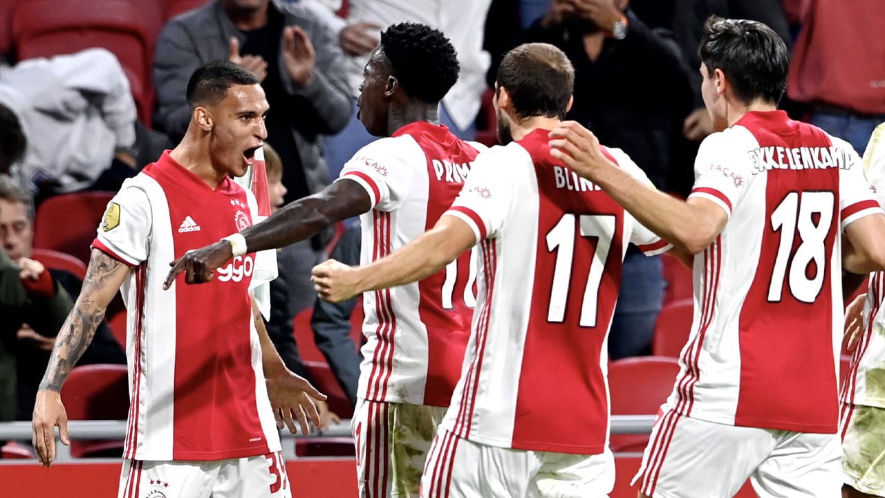 Ajax knokt zich met tien man naar zege op Vitesse