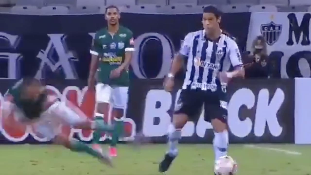 VIDEO - Hulk laat tegenstander vliegen door schouderduw