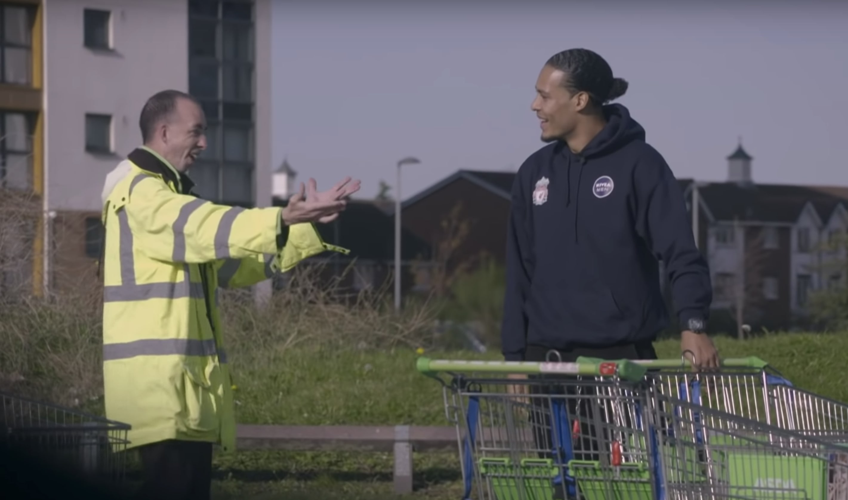 Van Dijk verrast Liverpool-fan op werk, neemt hem mee naar trainingscomplex