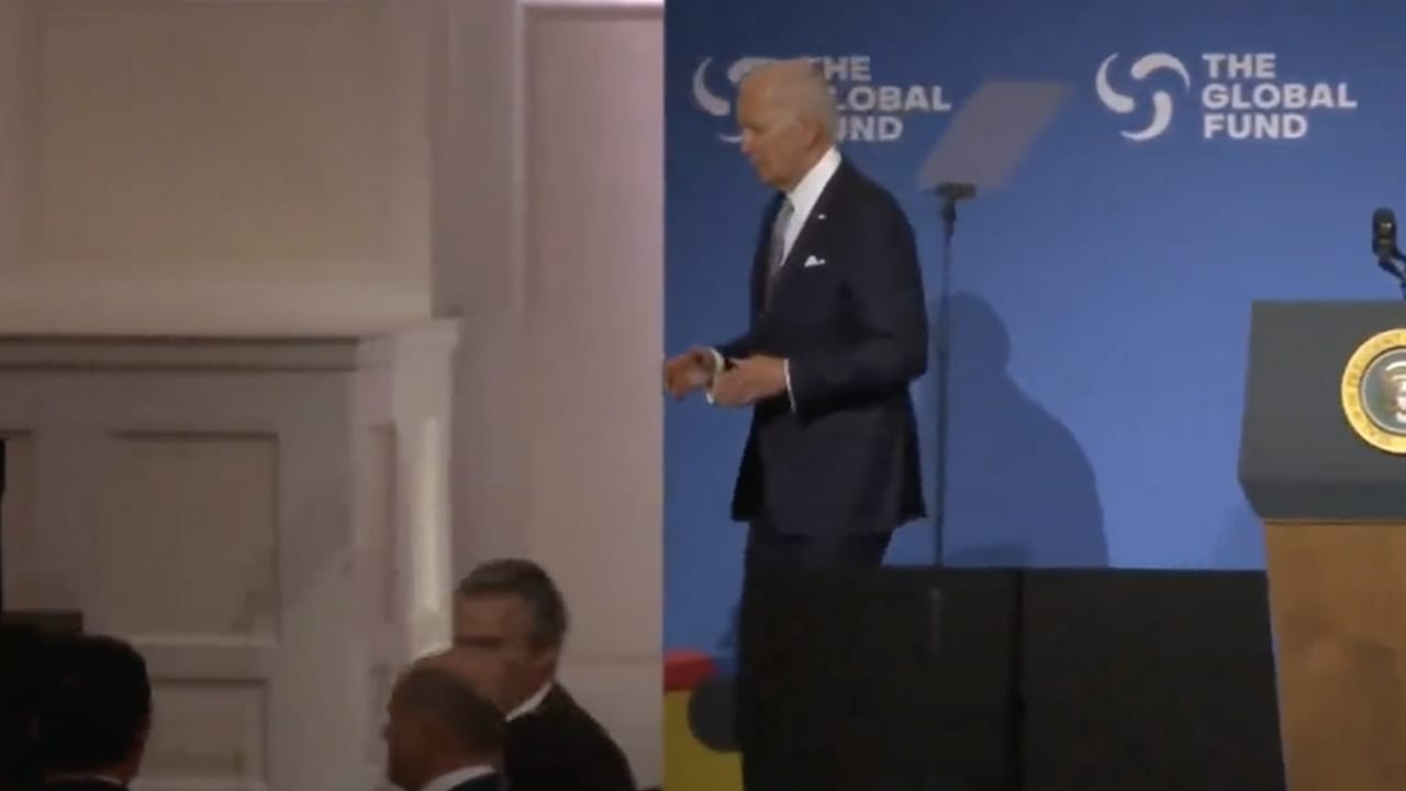 Video: Biden maakt opnieuw verwarde indruk na afronden van speech