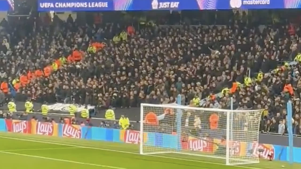 Video: Feyenoord-fans zingen Arne Slot toe in uitvak Manchester City