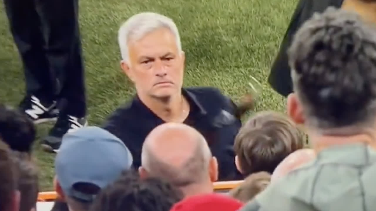 Video: Mourinho gooit medaille naar supporter na verloren Europa League-finale 