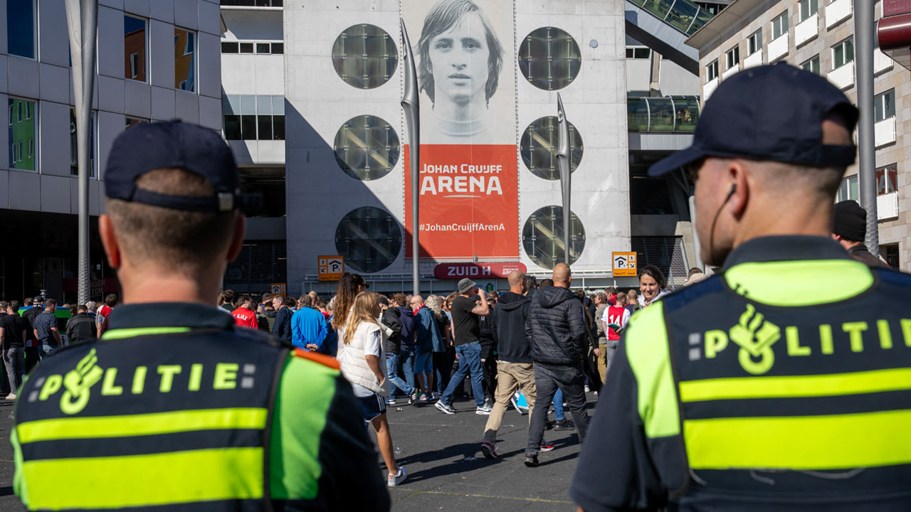 Politie staakt opnieuw tijdens risicowedstrijd Ajax - FC Utrecht 