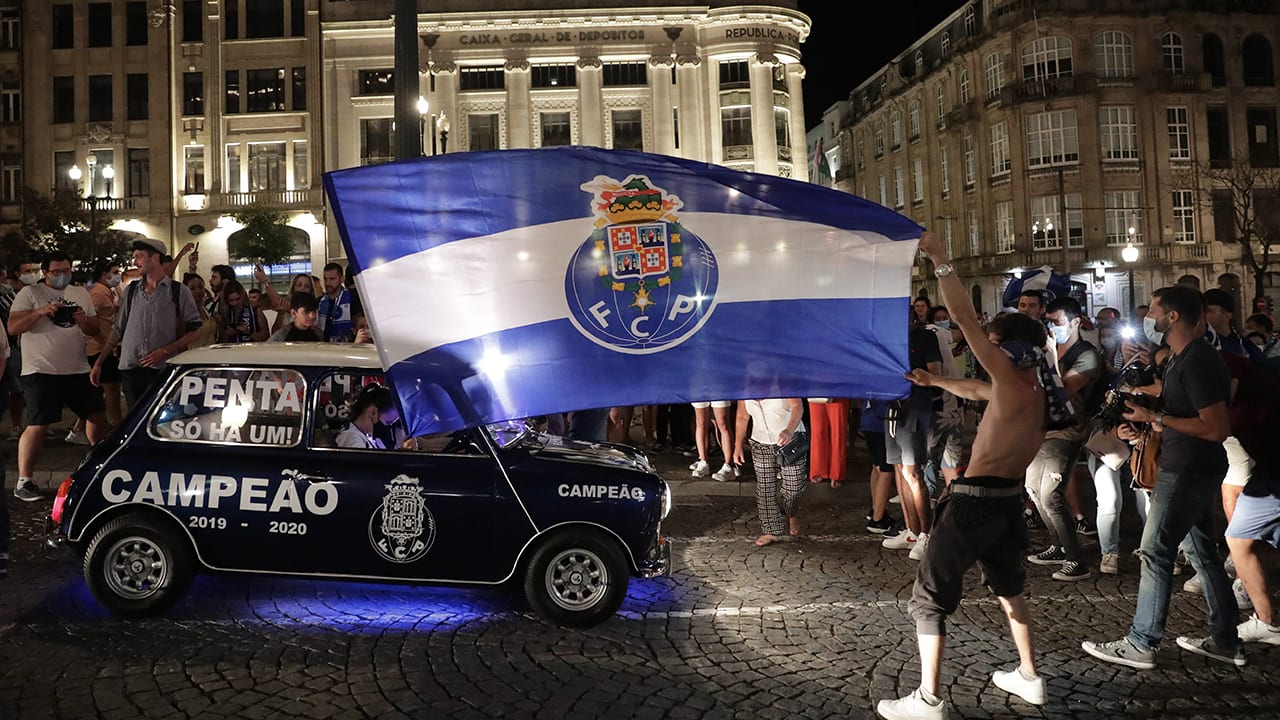 Politie grijpt in als feestende fans Porto geen afstand houden