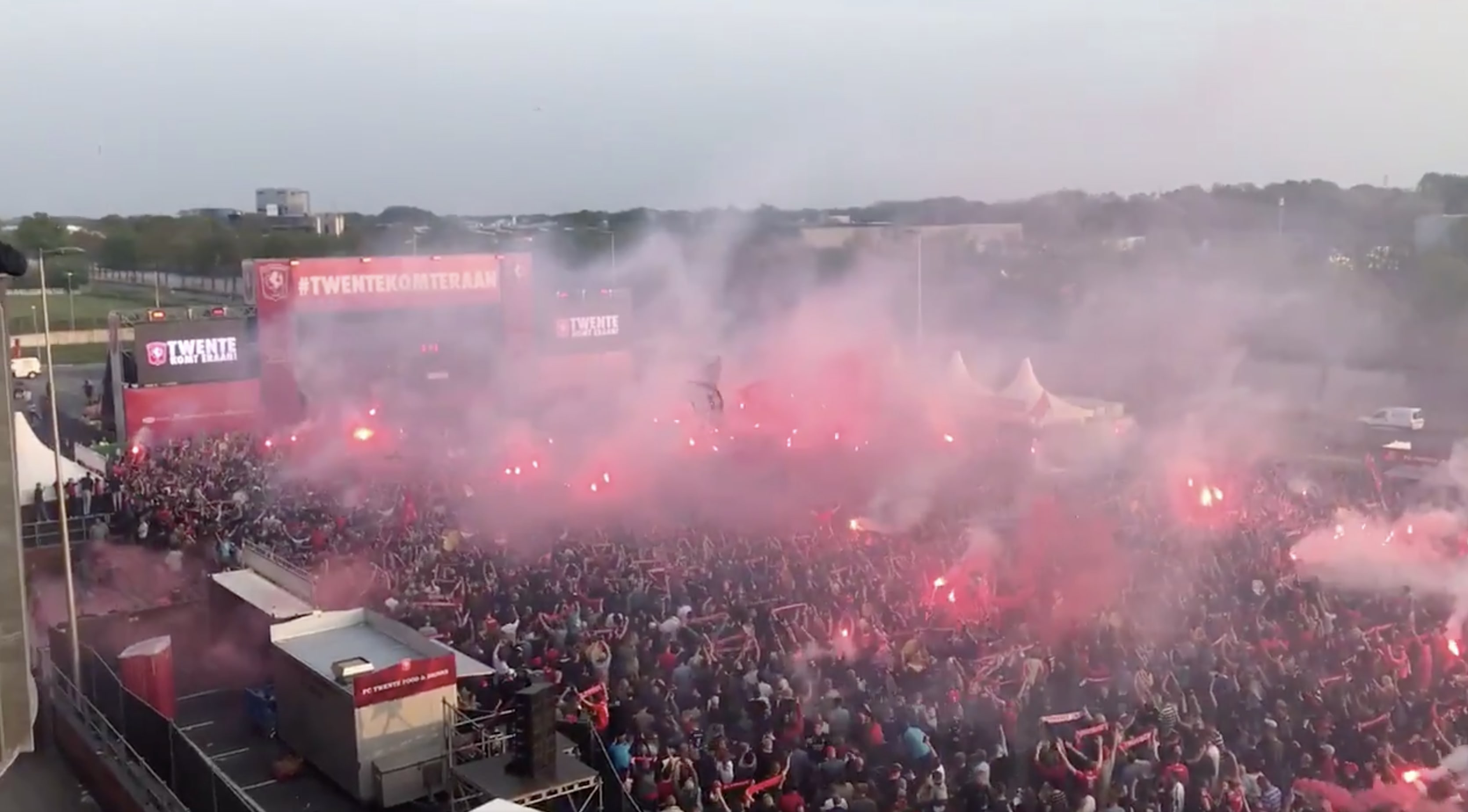 Duizenden fans zingen spelers FC Twente toe