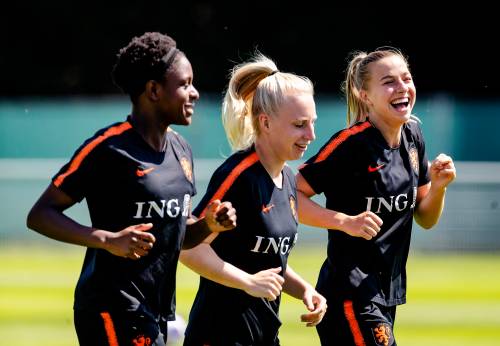 Oranje traint zonder zeven speelsters