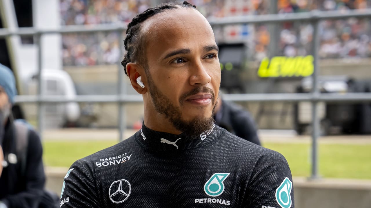 Hamilton rijdt in São Paulo als eerbetoon in auto Senna