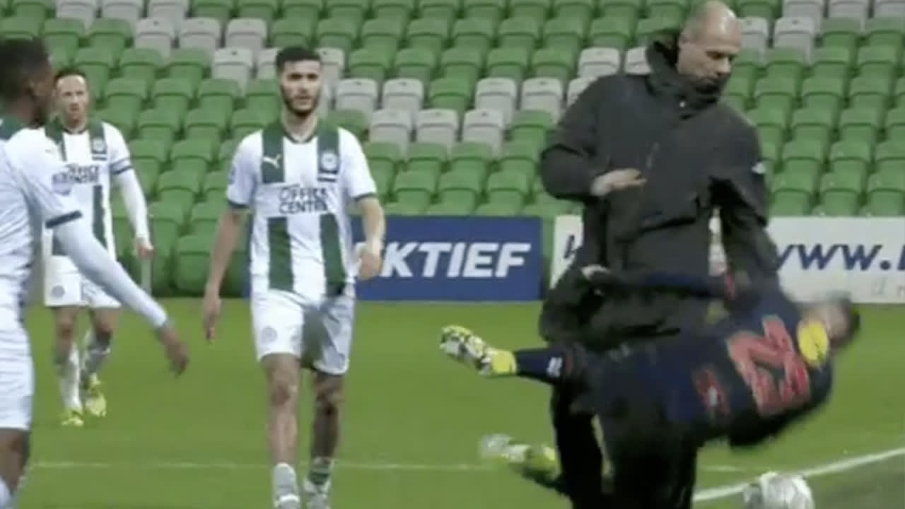 VIDEO: Danny Buijs pakt Emmen-speler vast en gooit hem op de grond