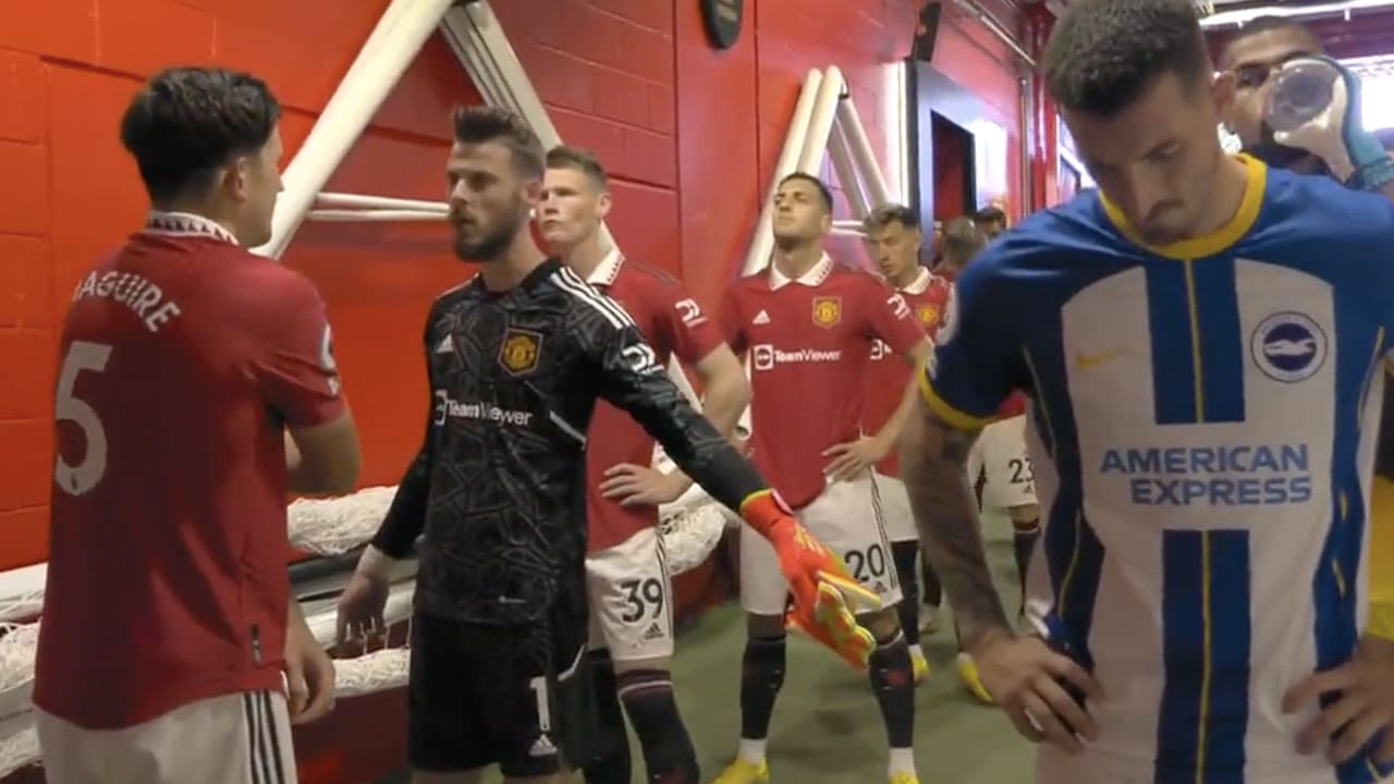 Maguire staat aan verkeerde kant in spelerstunnel Old Trafford; De Gea wijst hem de weg