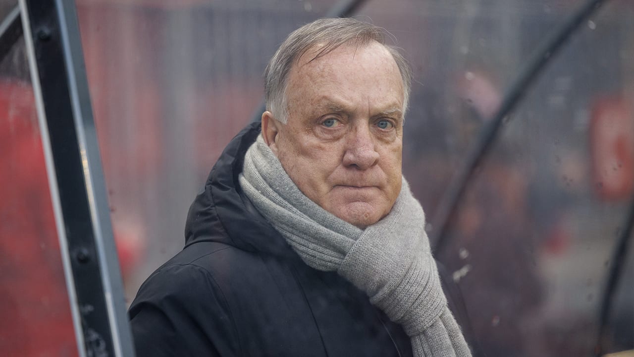 Dick Advocaat pijnlijk onderuit bij debuut als trainer van ADO Den Haag 