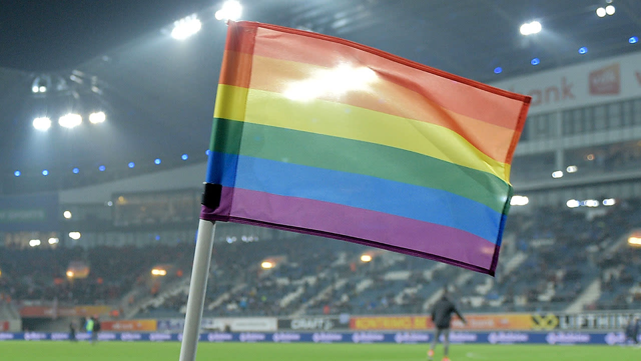 Cornervlaggen in betaald voetbal eenmalig in kleuren regenboog