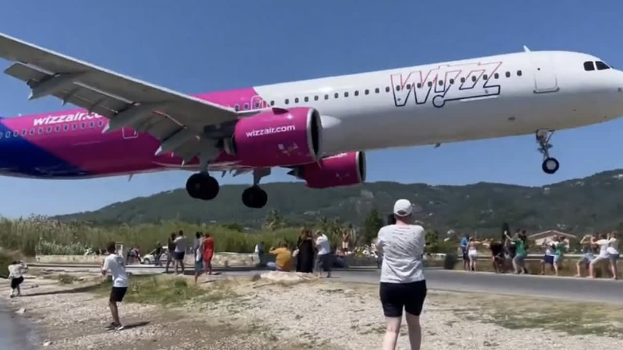 Video: vliegtuig scheert extreem laag over mensen bij landing in Griekenland