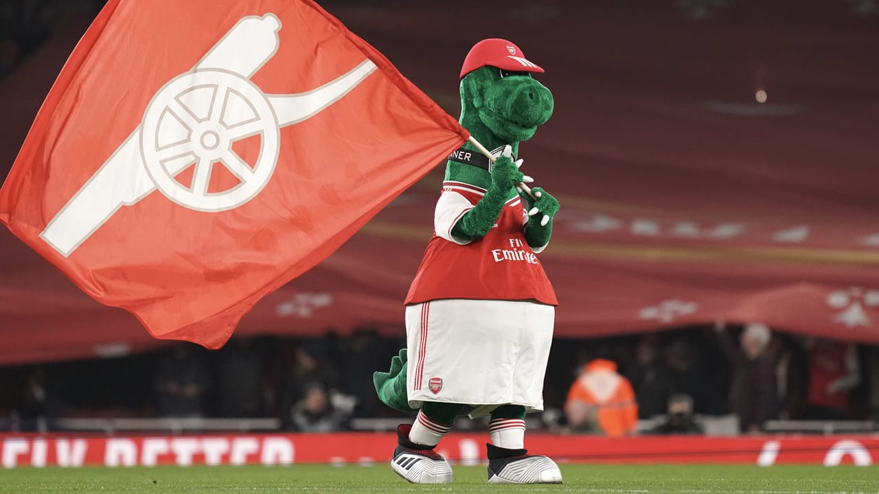 Grootverdiener Özil betaalt salaris ontslagen Arsenal-mascotte