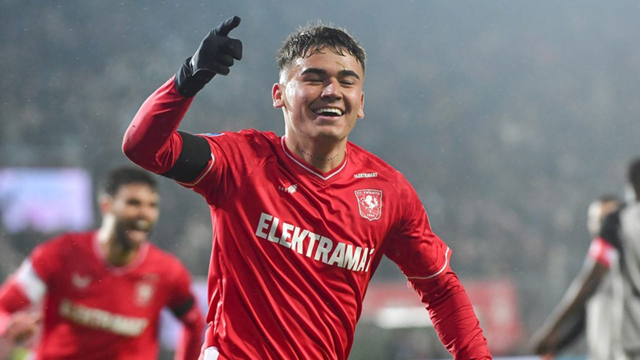 FC Twente slaat dankzij trefzekere Ugalde aanval AZ op 3e plek af