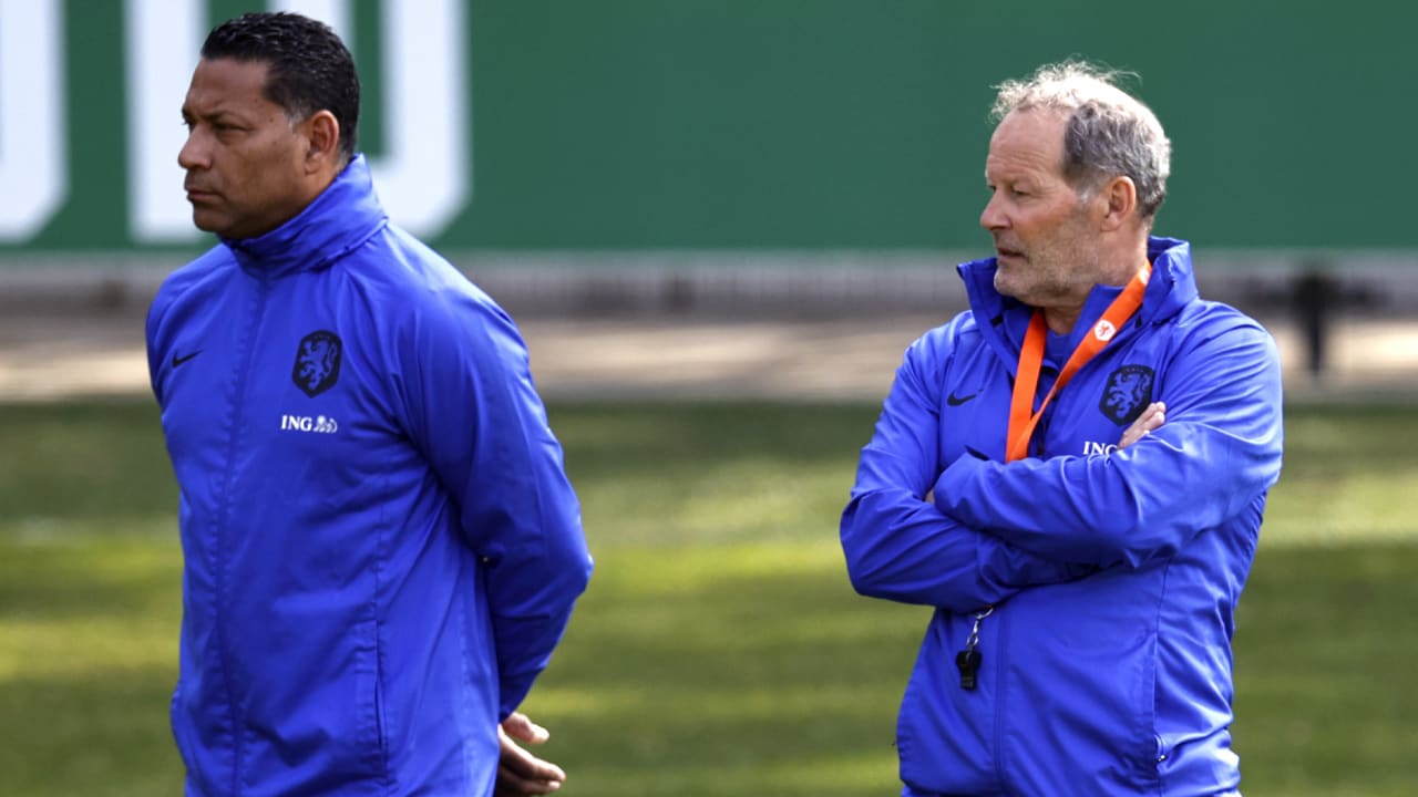 Danny Blind leidt training na positieve coronatest Van Gaal