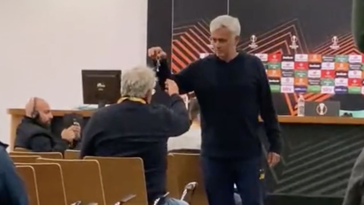 Video: Mourinho geeft Conference League-sleutelhanger aan Joep Schreuder