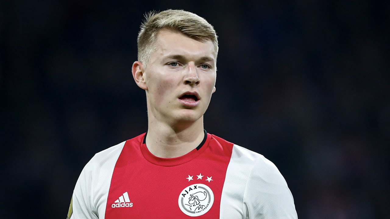 Ajax gaat langer door met Schuurs