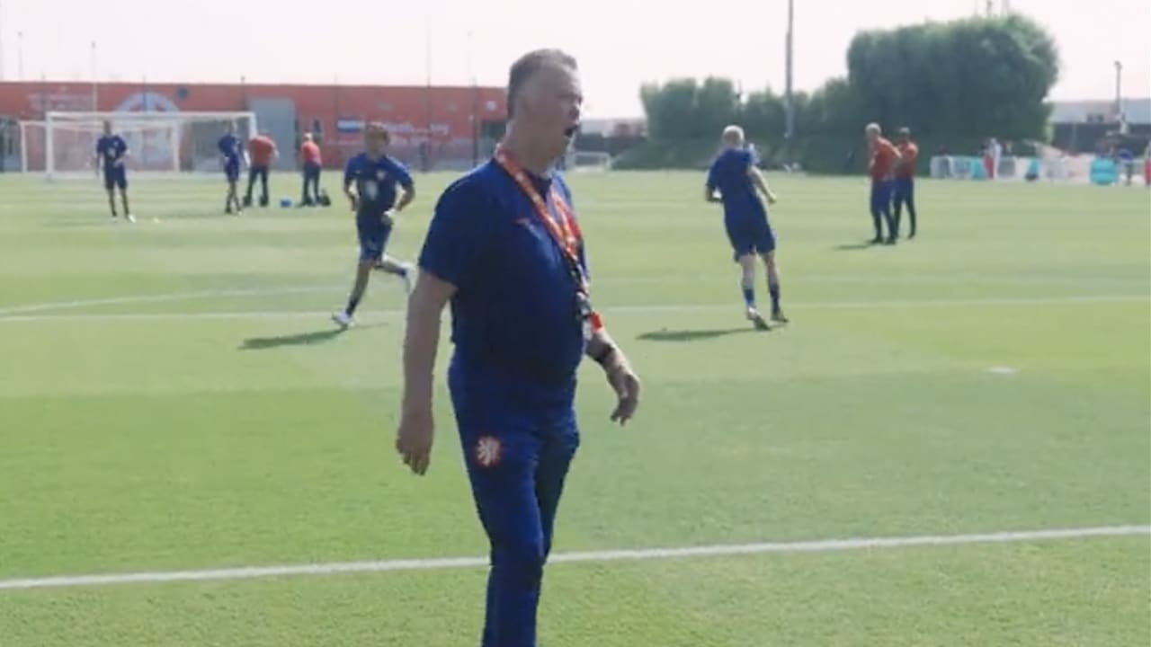 Van Gaal geniet tijdens training Oranje: 'OOOH! OH! OH! OOH! Wat een voorbeeld!'