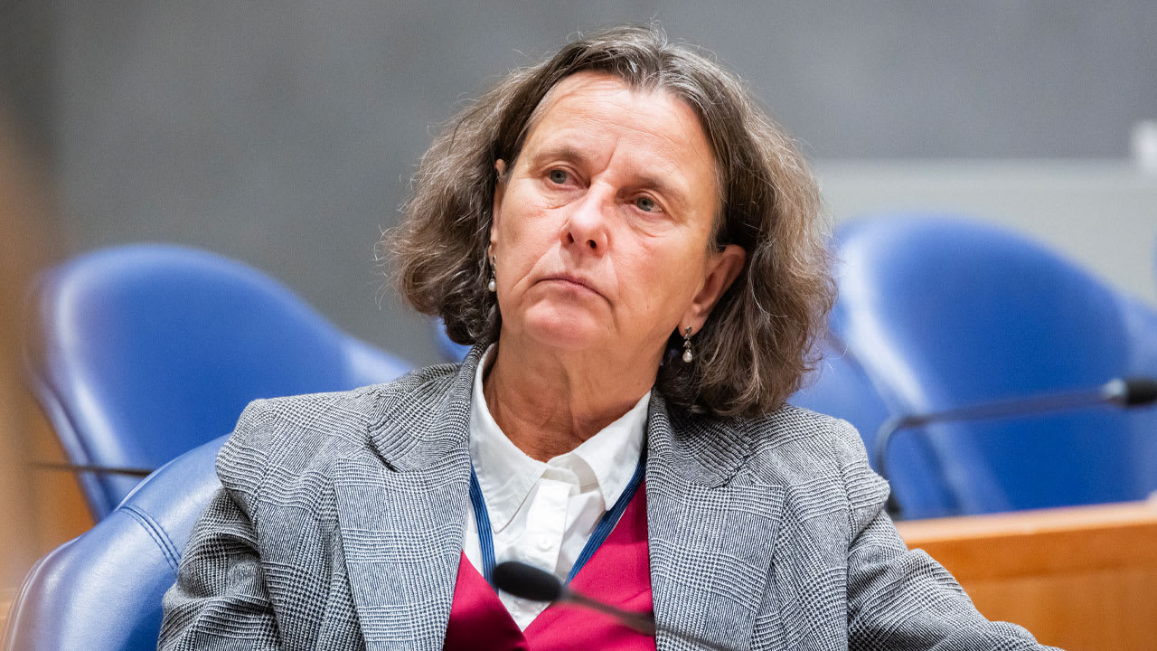 Faber moet bezuiniging VluchtelingenWerk voorlopig terugdraaien van rechter 