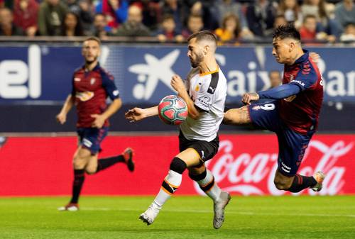 Valencia met tien man onderuit bij Osasuna
