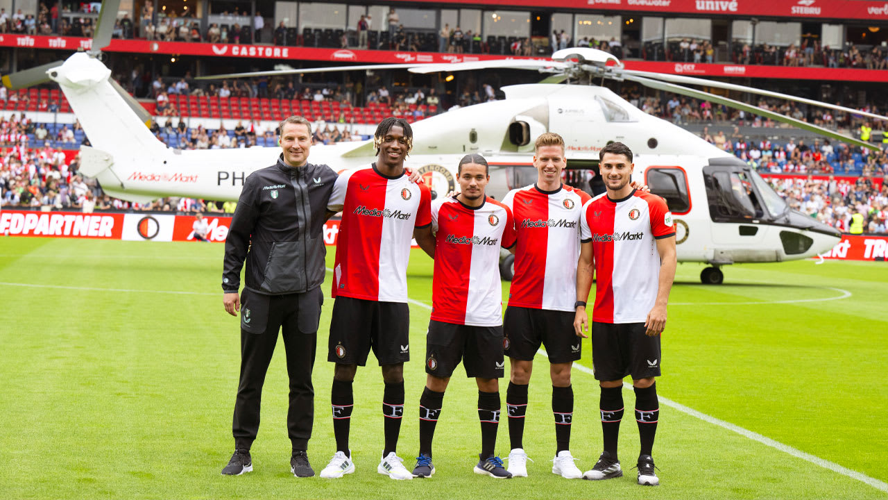 Feyenoord verwelkomt nieuwe zomeraanwinsten met traditionele helikopterlanding