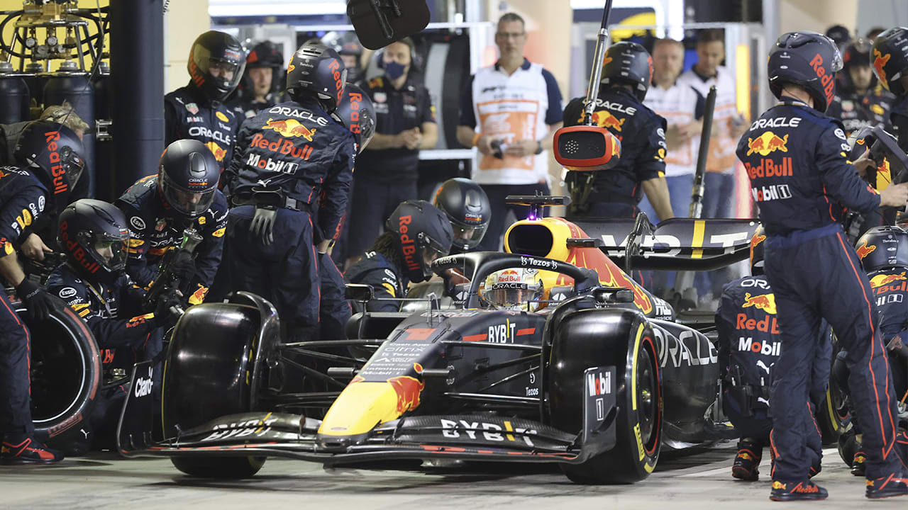 Max Verstappen valt uit in slotfase van openingsrace Formule 1