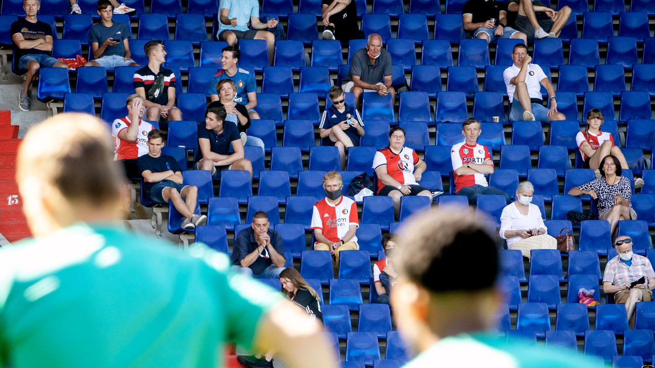 Feyenoord traint voor ruim duizend fans in De Kuip