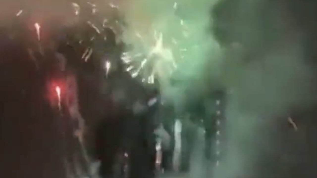Video: Rangers-fans verstoren nachtrust PSV-spelers met vuurkwerkshow