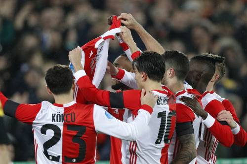 Feyenoord wint voor zevende keer op rij en voert druk op AZ op