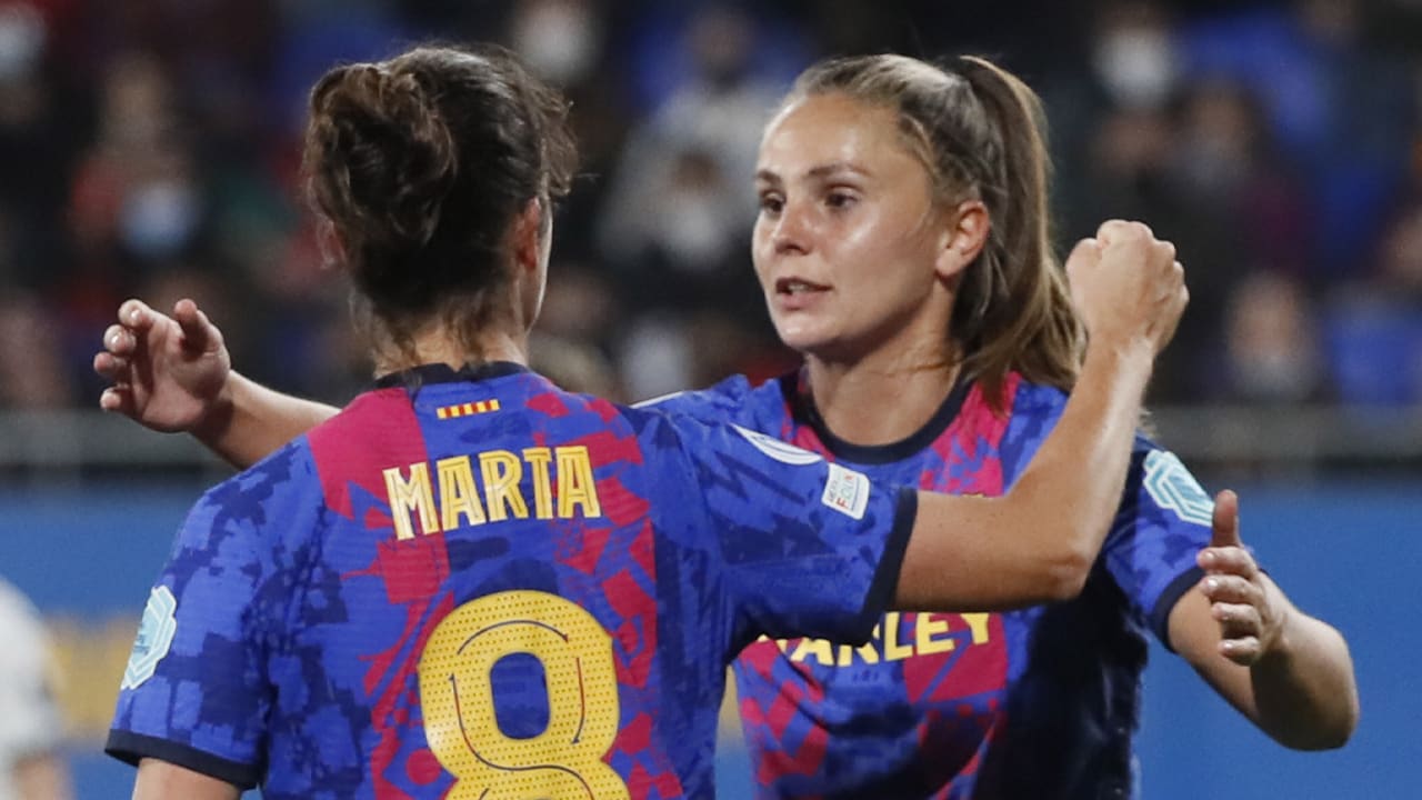 Lieke Martens heeft met twee goals groot aandeel in zege El Clásico