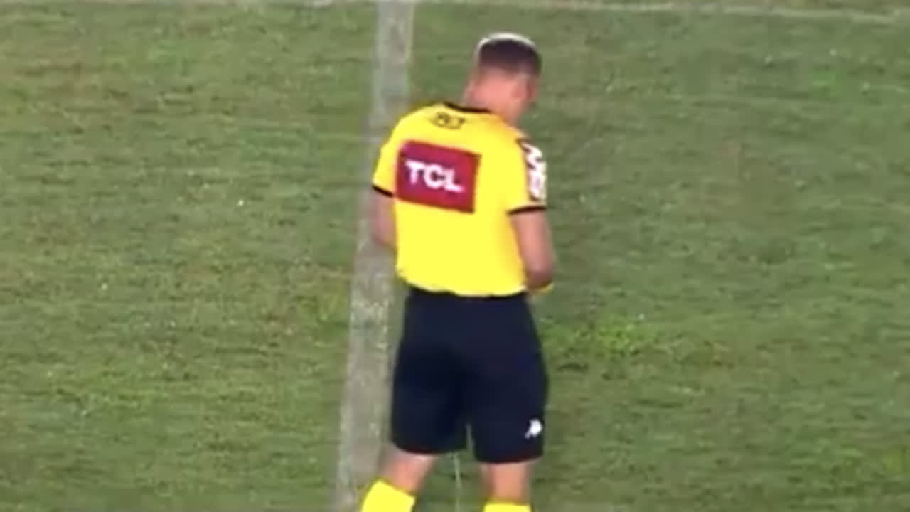 VIDEO - Braziliaanse scheidsrechter laat midden op het veld 'de boel lopen' 
