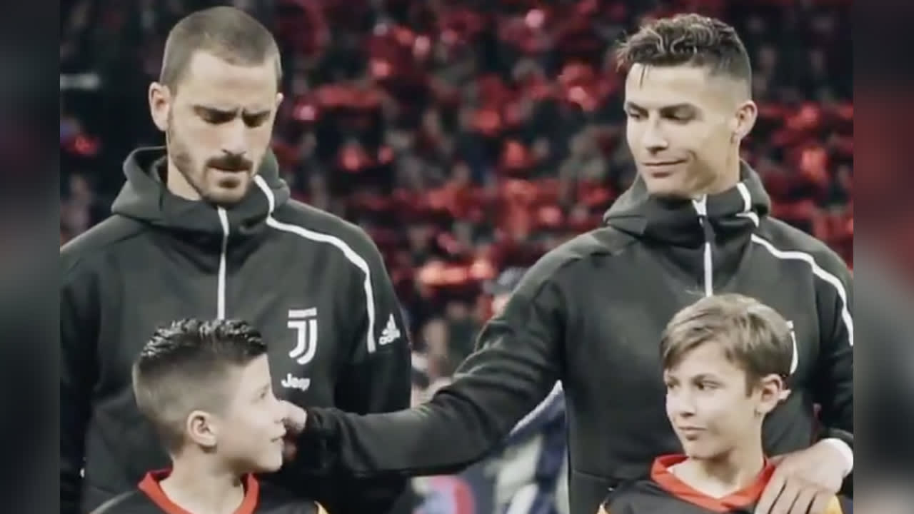PRACHTIG! Cristiano Ronaldo stelt jonge mascotte gerust 