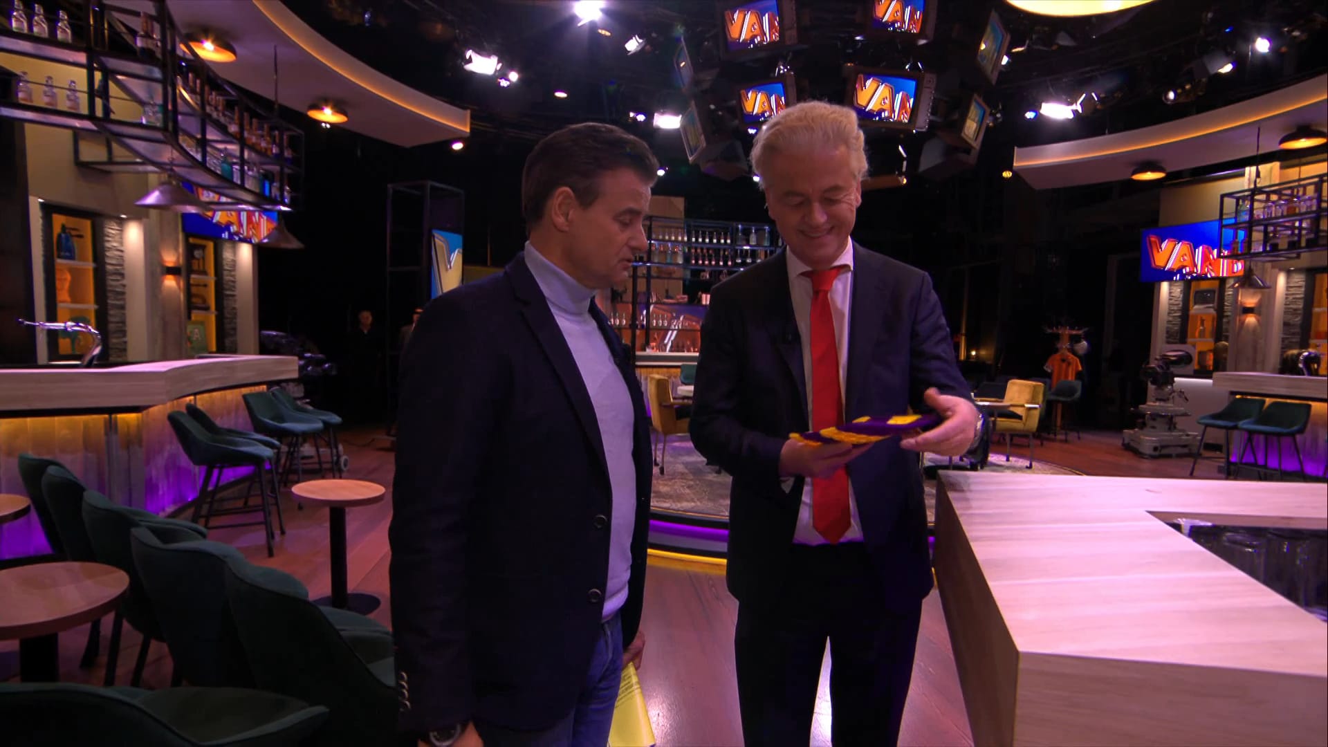 Wilfred overhandigt Geert Wilders een likmatje voor zijn katten: ‘Geweldig!’